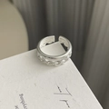 Detailansicht des S925 Sterlingsilberrings mit polierter Oberfläche und Flechtstruktur - Einstellbar Offen / Silber