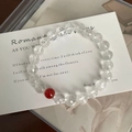 Dettaglio del bracciale in cristallo sfaccettato con una perla di agata rossa su carta - Bracciale in Cristallo Bianco Sfaccettato e Agata Rossa
