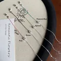 Detalle de pulseras de plata S925 con cuerdas coloridas y deslizadores de circón en tela - Marrón