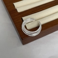 Makroaufnahme von S925 Sterlingsilber Mehrschicht-Ring auf Holzdisplay - Einstellbar Offen / Mehrschichtiger Gedrehter Seilstil / Silber