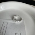 Macro-detail van S925 zilveren zegelring met verstelbare open band en gegroefde zijkanten - Zilver