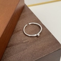 Anillo abierto de plata de ley S925 pulida con cuenta fija sobre superficie de madera - Abierto Ajustable / Plata