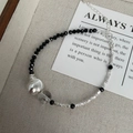 Dettaglio del bracciale in argento S925 con perle nere sfaccettate e pietra occhio di gatto - Argento 925 / Argento
