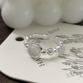 Nahaufnahme des S925 Silberrings mit Mondstein und verstellbarem Perlband-Design - Einstellbar / Silber