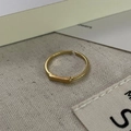 Makroaufnahme des S925-Stempels auf dem minimalistischen quadratischen Goldring aus Silber - Einstellbar Offen / Gold
