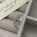 Dettaglio dell'anello cuore traforato in argento S925 in una scatola di velluto - Aperto Regolabile / Argento