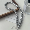 Dettaglio della collana di perle grigio argento con chiusura a moschettone in argento S925 e cuore - Argento 925 / Grigio Metallizzato (12MM)