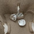 Dettaglio di orecchini irregolari in argento sterling 925 con incisione del marchio S925 - Argento 925 / Argento