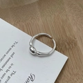 Detailansicht eines polierten S925 Silberrings mit einem glatten Wassertropfen-Motiv - Einstellbar Offen / Silber