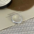 Nahaufnahme des S925 Sterling Silber Rings mit eingraviertem Metall-Stempel - 3mm