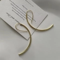 Detail van grote gouden C-vormige minimalistische oorbellen op een elegante kaart - 925 zilver / Goud