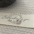 Detailaufnahme von S925 Sterlingsilber Ring mit weißem Chalzedon und Schweinenasen-Gliedern - Einstellbar Offen / Weißer Chalzedon