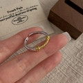 Nahaufnahme der S925-Silberpunze auf der Innenseite des zweifarbigen Twist-Rings - Gold Silber Zweifarbiger Offener Ring