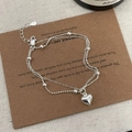 Nahaufnahme eines doppellagigen Herzarmbandes aus S925 Sterling Silber mit Karabiner - Silber