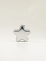 Detalle de un colgante reflectante en forma de estrella plateada con acabado cromado pulido - Plateado