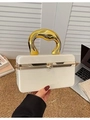Vista detallada del bolso de caja acrílica marfil con asa dorada grande y cadena - Blanco