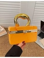 Detalle del bolso caja de acrílico mármol naranja con asa dorada y correa de cadena - Naranja