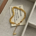 Detail der goldenen s925 Sterlingsilber Phönix-Kette mit Herzanhänger im Schmuckfach - 925er Silber / Gold