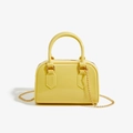 Détail du sac gelée en PVC jaune avec finition brillante et bandoulière chaîne dorée - 180*90*130mm / Jaune