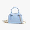 Détail du sac en PVC bleu clair avec finition brillante et chaîne en métal doré - 180*90*130mm / Bleu