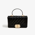 Bolso de PVC negro brillante con diseño de rombos y cierre de metal dorado - Negro