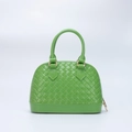 Neongrüne gewebte Muscheltasche mit glänzendem Finish und goldenen Metallelementen - Grün