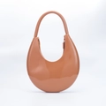 Bolso medialuna de gelatina de PVC caramelo minimalista con acabado brillante y silueta - Marrón