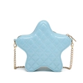 Hellblaue sternförmige Jelly-Tasche mit Rautenmuster und goldener Metallkette - Glitzerndes Himmelblau