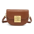 Bolso de hombro marrón con textura de cocodrilo y hebilla metálica dorada - Marrón