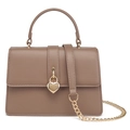Bolso de hombro de PU marrón moca con cierre de corazón dorado y correa de cadena - 20x8x13cm / Color Tierra