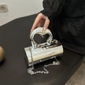 Borsa cilindrica d'argento con manico in metallo a forma di cuore e tracolla a catena - Argento