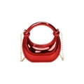 Détail du mini sac acrylique rouge avec finition miroir brillante et bandoulière dorée - Rouge