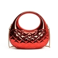 Mini borsa rossa metallizzata con trapuntatura a cuore e manico rotondo - Rosso