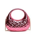 Borsa a mano metallizzata rosa acceso lucido con motivo a rombi e catena dorata - Rosa
