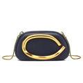 Dunkelblaue Beuteltasche mit mattem Leder-Finish und großem goldenem C-Metallgriff - Blau