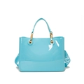 Borsa tote celeste lucida con hardware dorato e tracolla larga in tessuto con grafica - Celeste