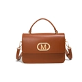 Bolso bandolera marrón caramelo con hebilla dorada en forma de M y asa superior - Marrón