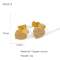 Detail van gouden koperen hartoorbellen met fonkelende zirkonia stenen in 15mm formaat - Overlappende Hartstijl (GSH219)