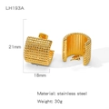Boucles d'oreilles créoles dorées en acier inoxydable à texture tissée épaisse - Design à Texture Tissée (LH193A)