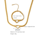 Detalle de conjunto de joyas en acero 316 dorado con cadena cubana y dijes de corazón - Dorado