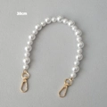 Dettaglio tracolla di 38cm in perle color crema con moschettoni dorati lucidi per borse - Bianco