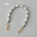 Dettaglio catena di perle acriliche da 38cm con moschettoni dorati per borse e cellulari - Grigio