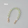 Dettaglio della catena di 36cm in perle acriliche colorate con perle bianche e chiusure oro - 36CM / Verde