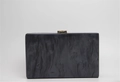 Détail macro de la pochette en acrylique à texture marbre noir avec fermoir en métal doré - Noir