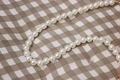 Elegante weiße Perlenkette als Trageriemen für Damen-Umhängetaschen auf Karo-Stoff - 38cm