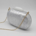 Elegante Abendtasche aus Acryl mit weißem Marmormuster und goldener Metallkette - Weiß