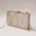 Elegante Clutch-Tasche aus Acryl mit Marmormuster und goldener Kette für Hochzeiten - Champagner