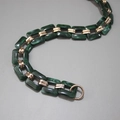 Dettaglio della tracolla in resina verde marmo vintage con moschettone dorato tondo - Verde Scuro