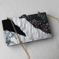 Dettaglio della pochette da sera in acrilico con motivi marmorei e stelle glitterate - Nero (Catena a O)