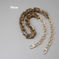 Detail einer 78 cm langen Taschenkette aus bernsteinfarbenem Harz und goldfarbenem Metall - Langer Stil / Braun
